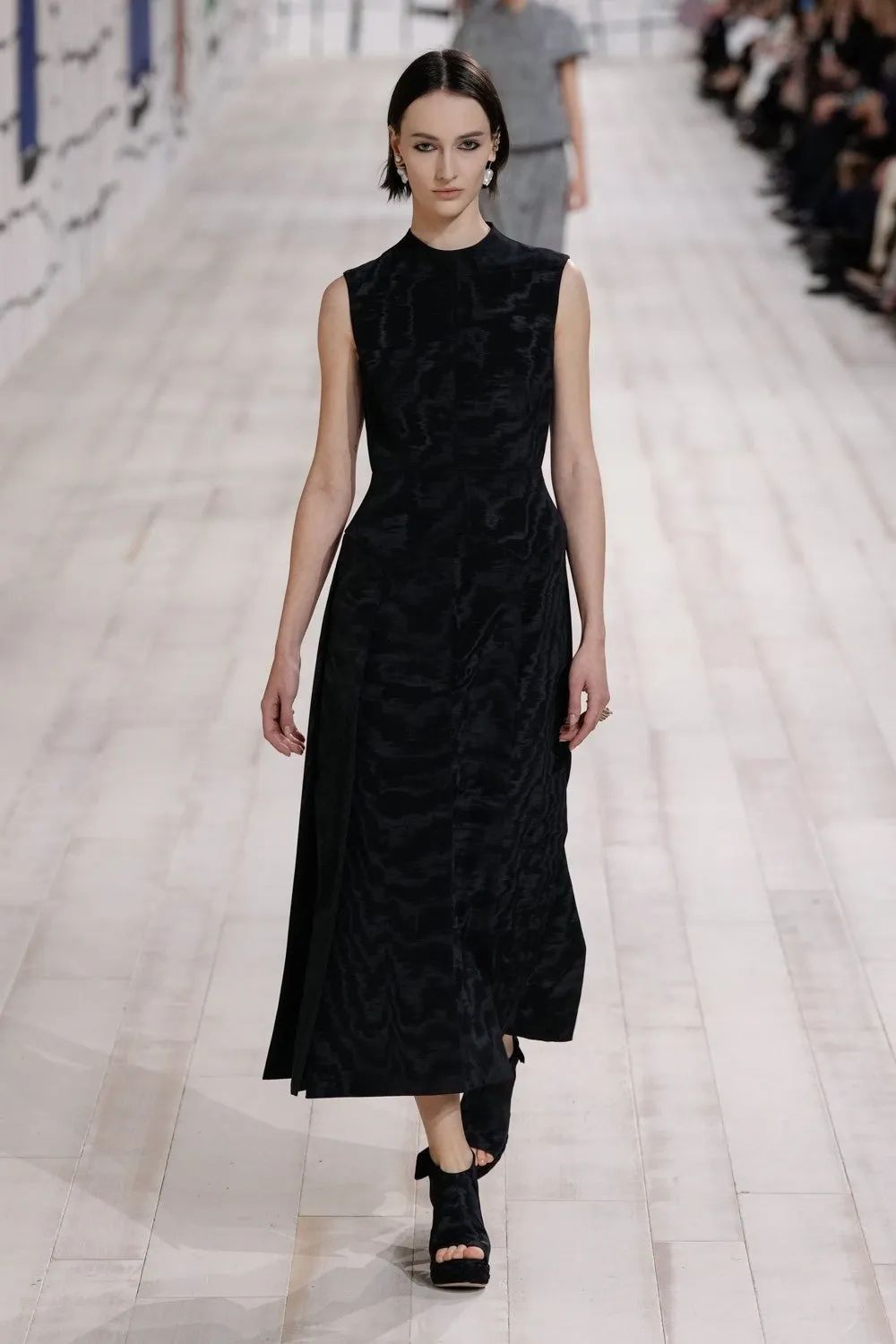 涨停雷达：男装+养老机器人+新零售+低价股 红豆股份触及涨停