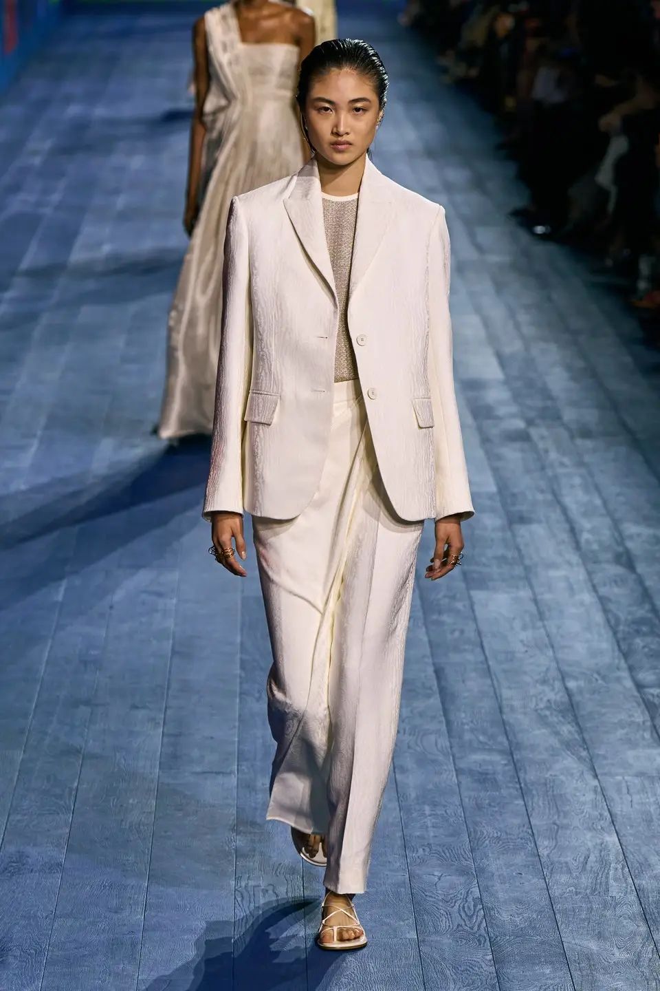 杨颖遭高定设计师嫌弃指责她穿着带货太廉价连累国产鞋遭抵制(图1) 杨颖遭高定设计师嫌弃指责她穿着带货太廉价连累国产鞋遭抵制