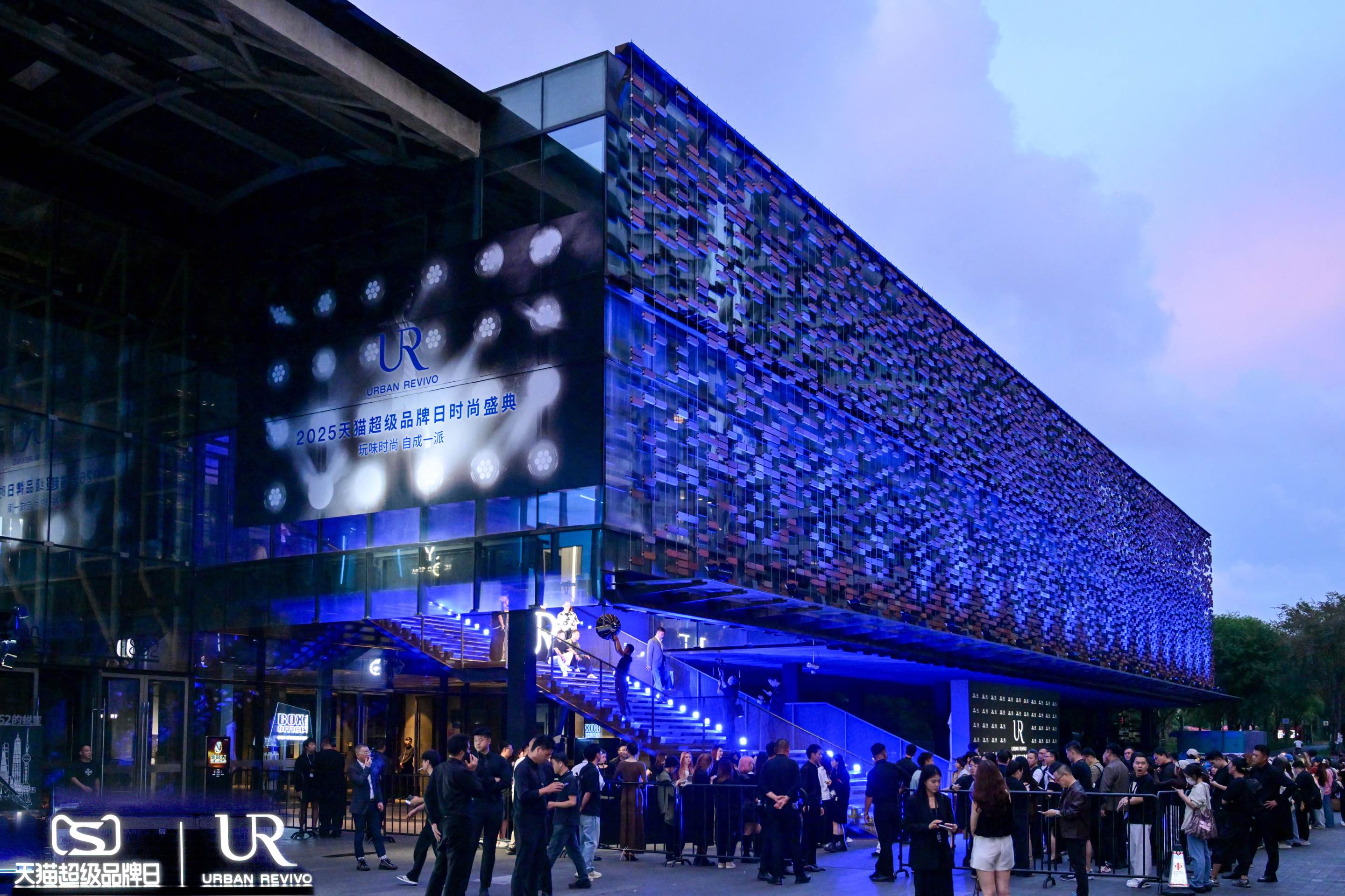 咖啡“升杯战”：瑞幸与库迪贴身肉搏